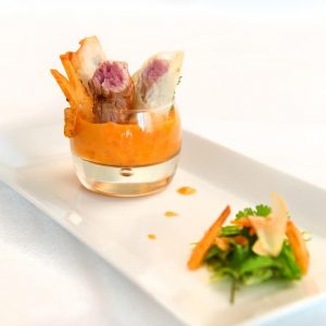 Fingers de veau d’Aveyron et du Ségala, sauce ketchup maison, oignons frits, pommes gaufrettes, cœur de sucrine