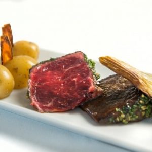 Pavé de bœuf Gascon, fenouil rôti, pomme de terre confite et chips de carotte pourpre