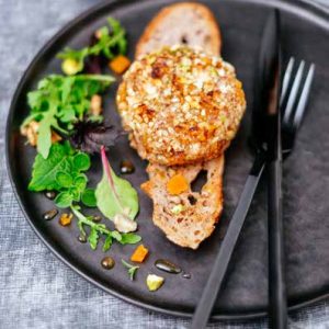Rocamadour en habit de fruits secs, chips de pain aux noix, mesclun de salade